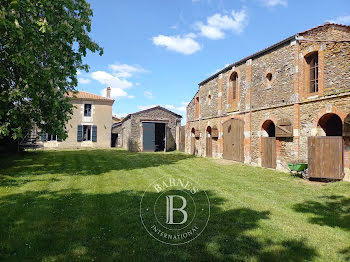 château à Mareuil-sur-Lay-Dissais (85)