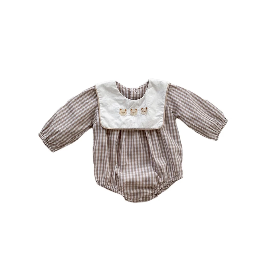 Combinaison à col carré et broderie ours — Élégante et confortable pour un usage quotidien. Idéale pour un look moderne et décontracté.
