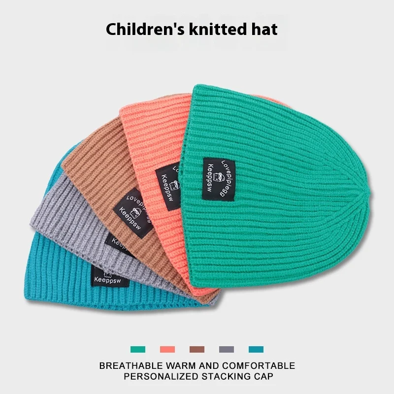 Bonnet en tricot simple et tendance, assorti à toutes vos tenues. L'accessoire parfait pour un look décontracté et élégant, idéal au quotidien.