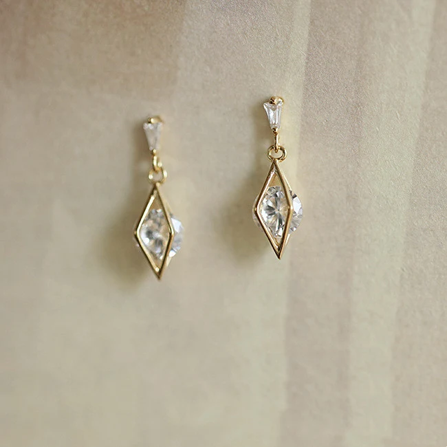 Brincos de clipe S925 em prata esterlina banhados a ouro 14K com zircônia super prismática. Brilho solar e elegância radiante, brincos de pressão.