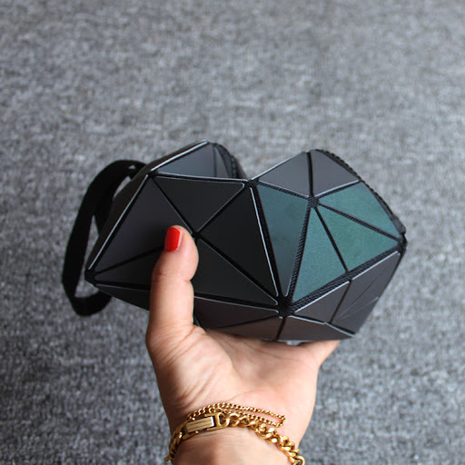 Title 2, Discolored irregular semicircular cosmetic bag