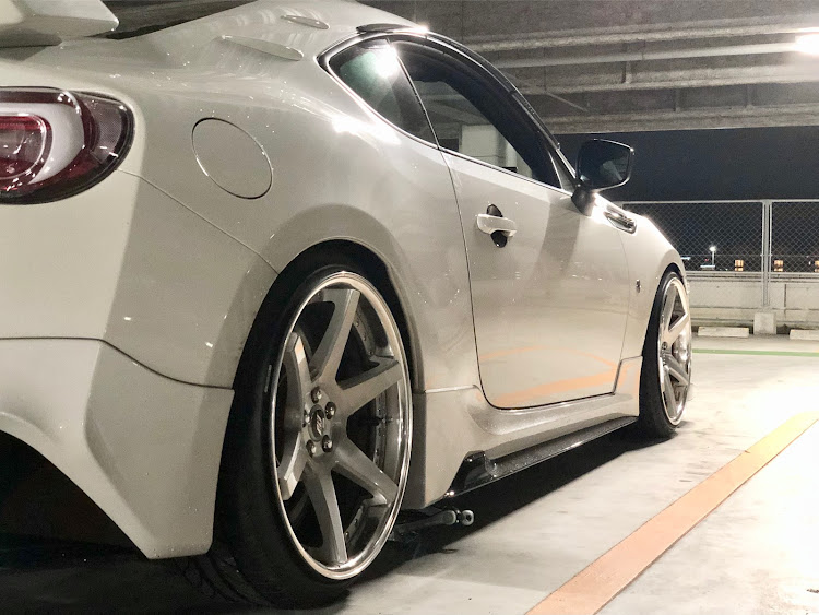 86のジーストST1 19インチ・brembo無駄にデカい・全力少年君・ホイールサイズやり過ぎに関するカスタム事例の投稿画像2枚目
