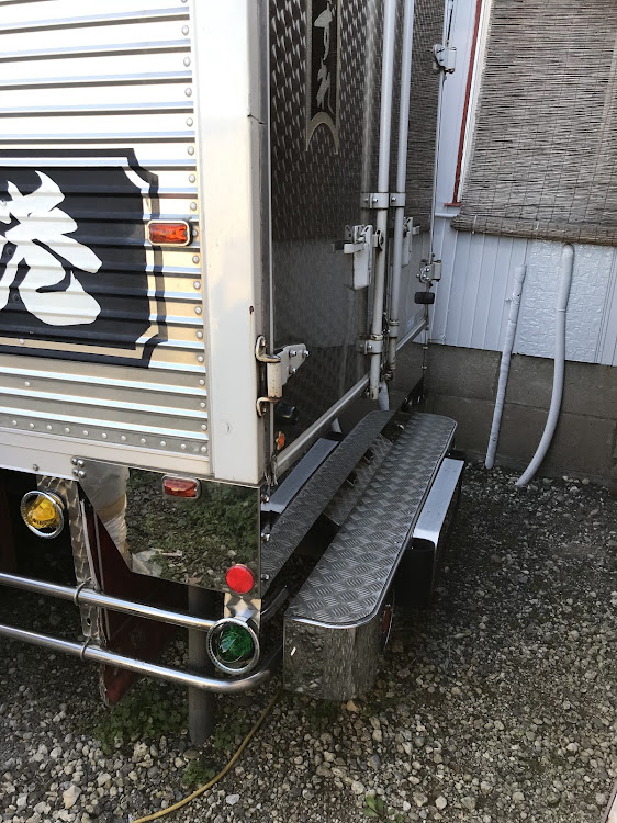 トレンディアートレーシングさんが投稿した黒潮会長車・ブルメタラメ塗装・バイザートンガリくんに変更、・マーカー類LED化・側面ボディロゴ消しに関するカスタム事例の投稿画像6枚目
