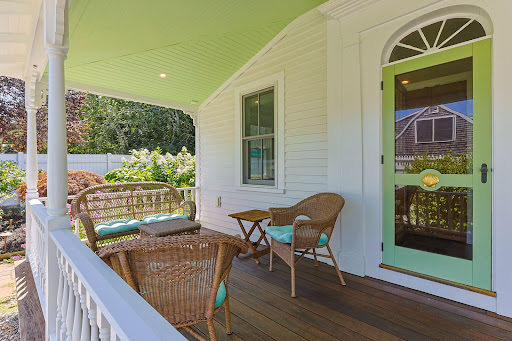 Porch with wicker furniture and green garden - Apartment / penthouse purchase in Provincetown, 4 bedrooms