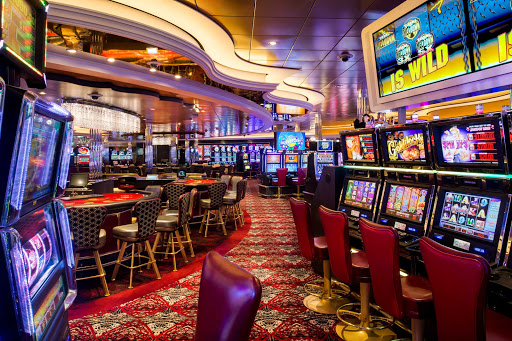 With late hours, Casino Royale on Harmony of the Seas offers card tables, roulette, slot machines and more.