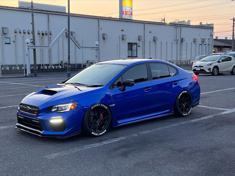 WRX STIの低いようで低くない丁度良い高さ・車高調整・斜め前・６月もよろしくお願いしますに関するカスタム事例の投稿画像1枚目
