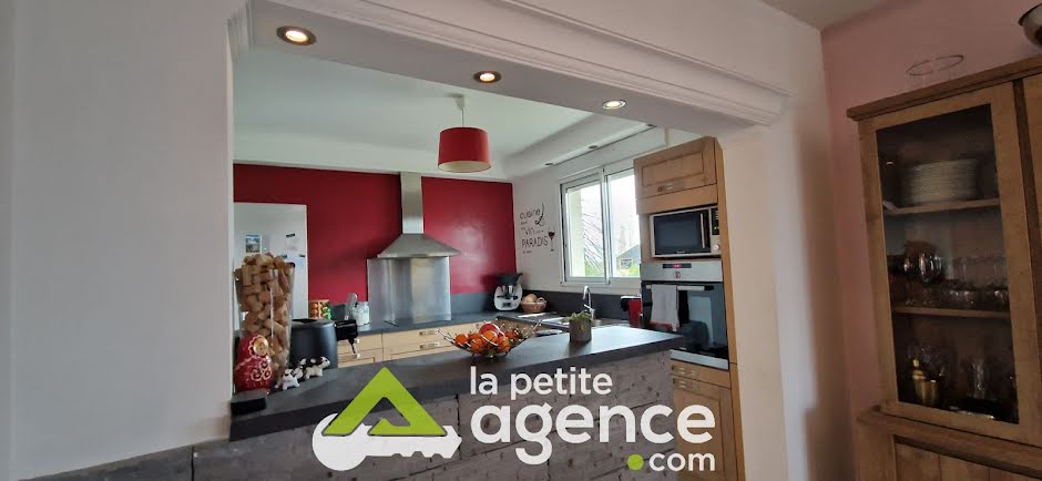 Vente villa 10 pièces 250 m² à Desertines (03630), 328 600 €