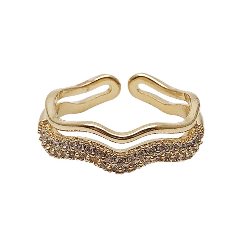 Bague torsadée vague zircon micro-sertie style français pour femme. Élégance intemporelle et éclat quotidien, un bijou raffiné.