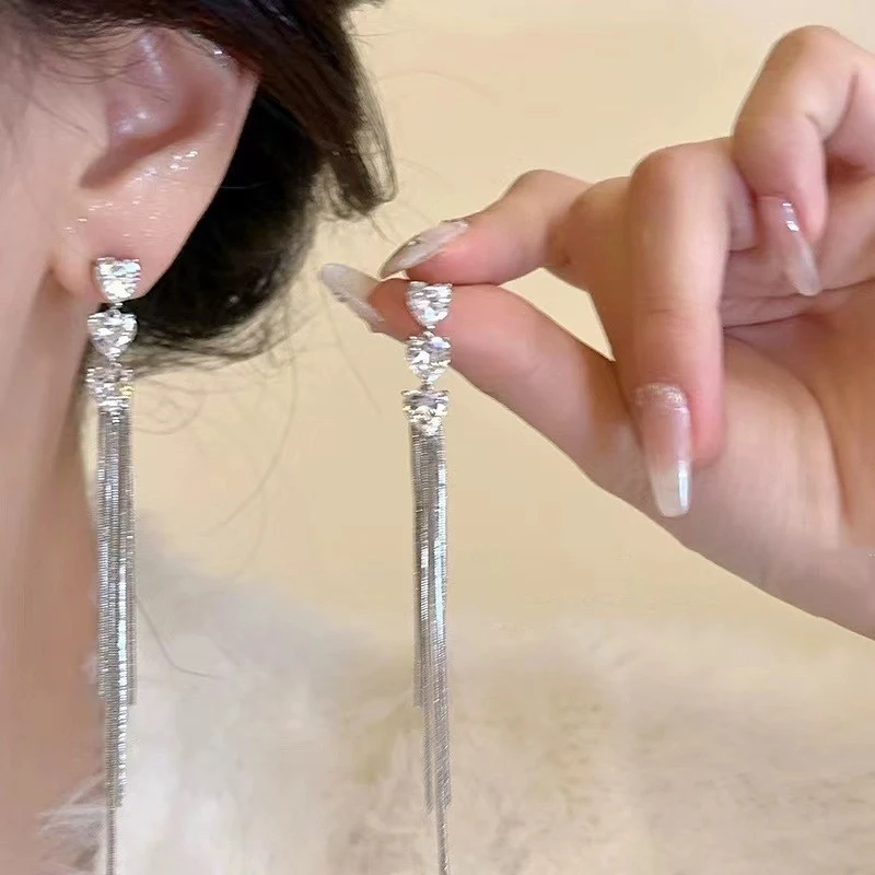 Brincos de coração exagerados femininos retrô. Adicione um toque vintage ao seu visual. Estes brincos são perfeitos para expressar seu amor e personalidade.