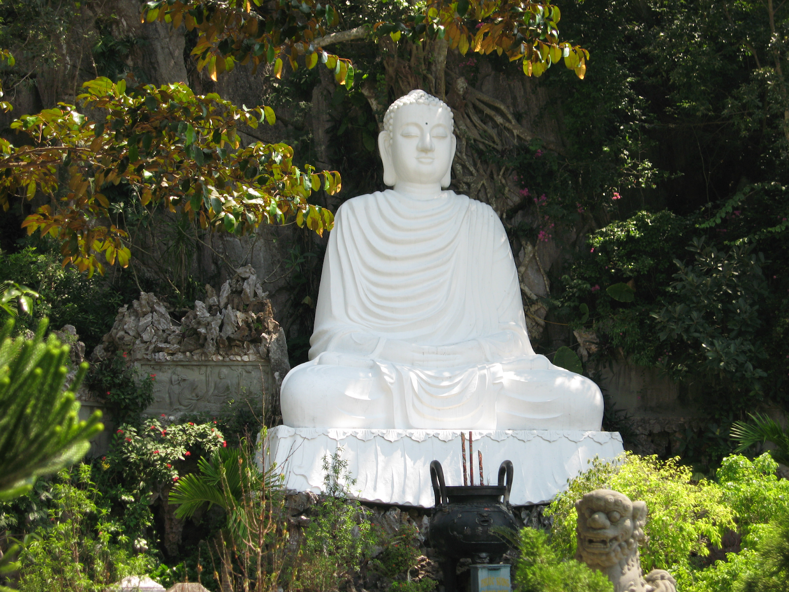 Tượng phật ngồi cao 10m tại chùa Linh Ứng (Nguồn: Internet)