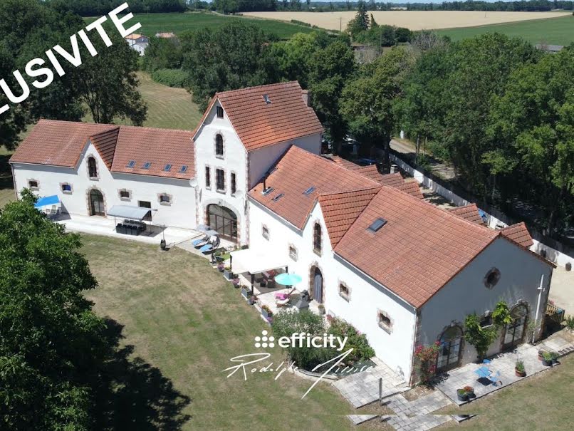 Vente propriété 30 pièces 815 m² à Coulonges-sur-l'Autize (79160), 720 000 €