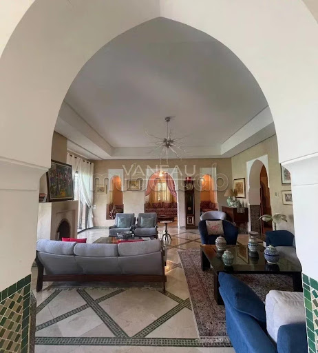 Villa with pool and garden 5