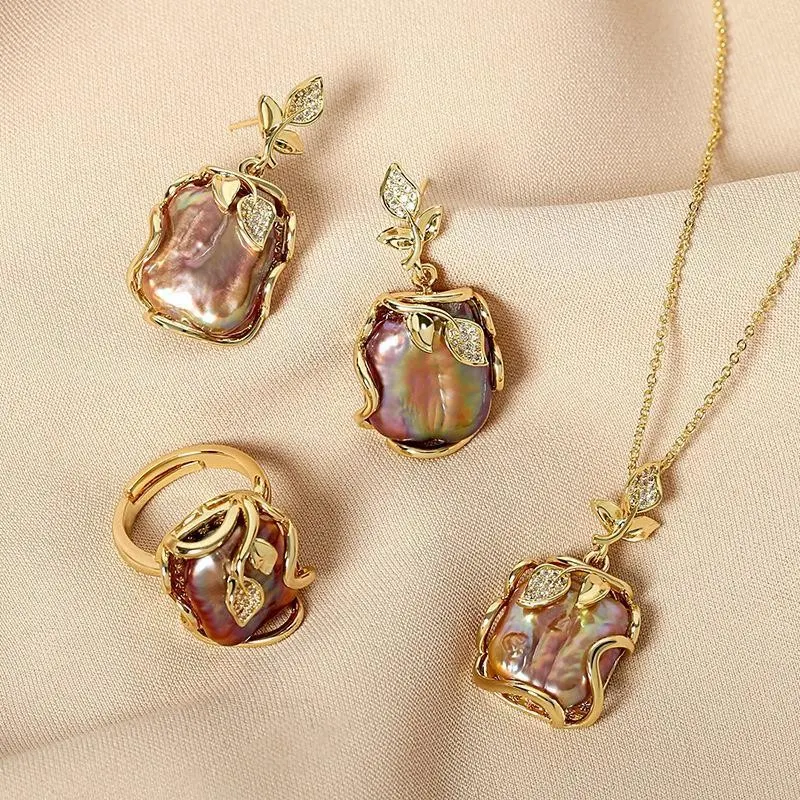 Collier baroque trois pièces en perles violettes de forme spéciale. Un bijou unique pour sublimer votre cou et ajouter une touche d'élégance à votre tenue.