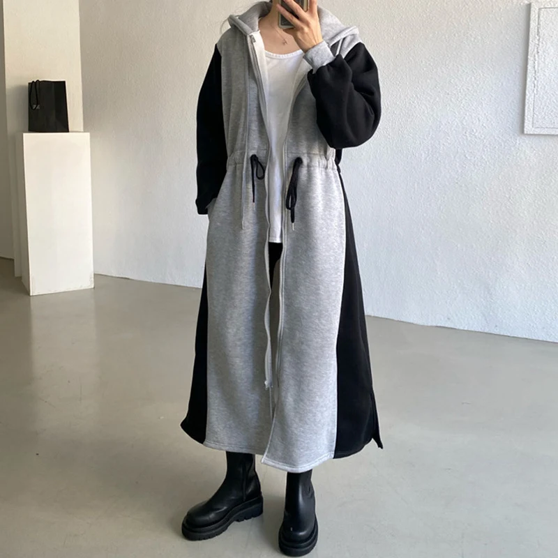 Macacão longo com design de contraste de cores, estilo vestido. Conforto e elegância em uma peça, perfeito para um visual sofisticado e moderno.