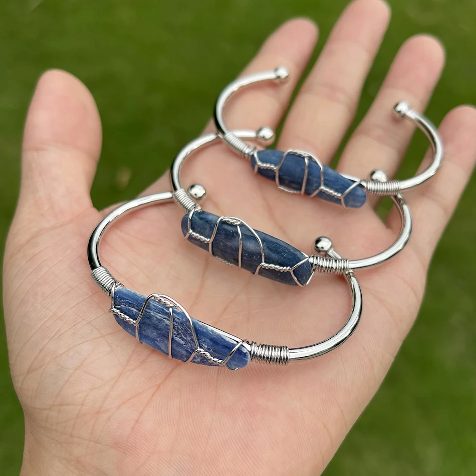 Bracelet en pierre brute de cristal pour femme, un bijou de mode personnalisé qui rehausse votre style et votre personnalité.