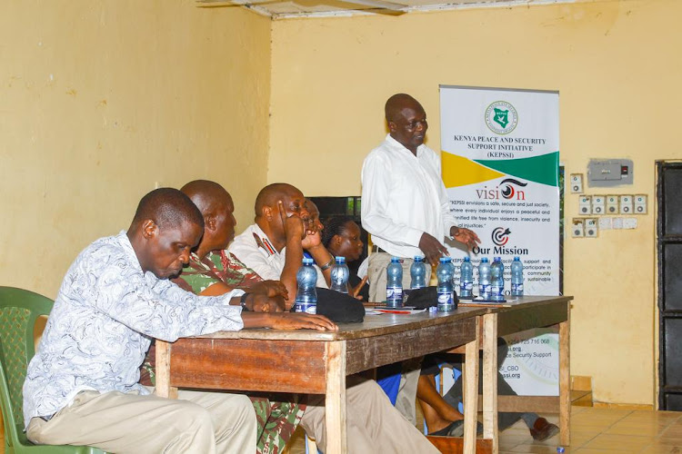 Likoni peace chairman Walter Kurts stresses a point during a from funded by KEPSSI at Shallbeach Likoni. Looking on are police commander Mr. Geoffrey Ruheni, Mr Mathew Wambugu deputy county commissioner, AP boss (CIPU) Ole Metito, DCI Mr. Issa Said and assistant county commissioner Noah Logwatale