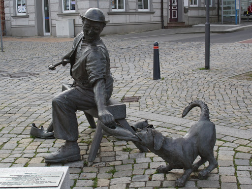 Schuster Figur auf dem Marktplatz