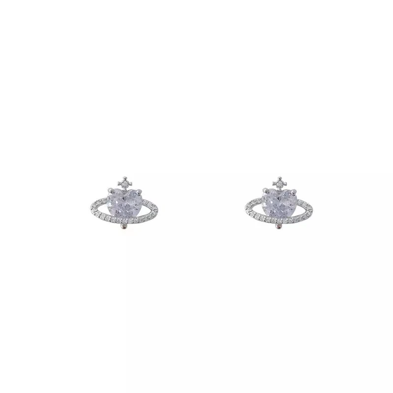 Boucles d'oreilles clous en zircon cœur doux et cool pour femmes. Tempérament de haute qualité, parfaites pour un look élégant.