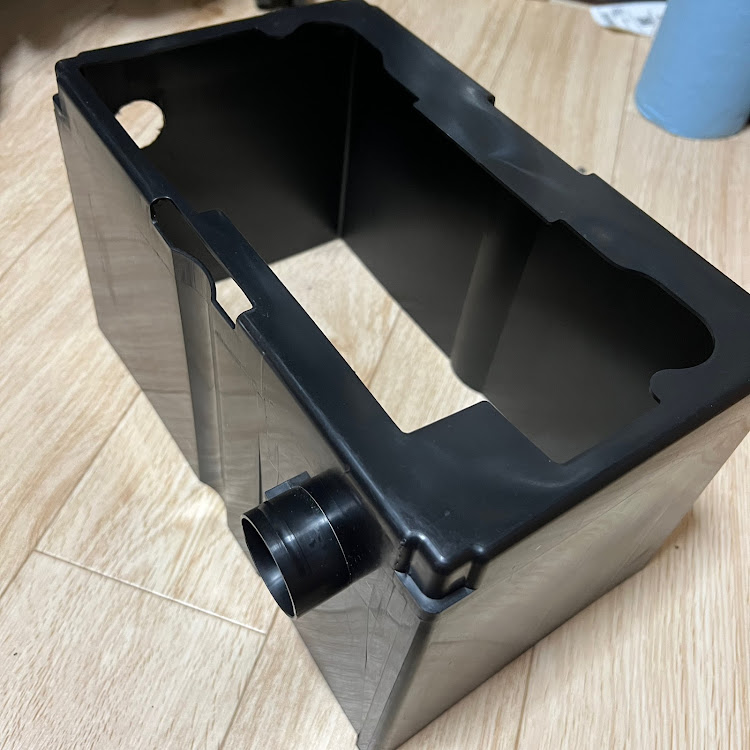 サファリのDIY・修理箇所いっぱい・補強パーツ・バッテリーカバー・日産純正部品に関するカスタム事例の投稿画像1枚目
