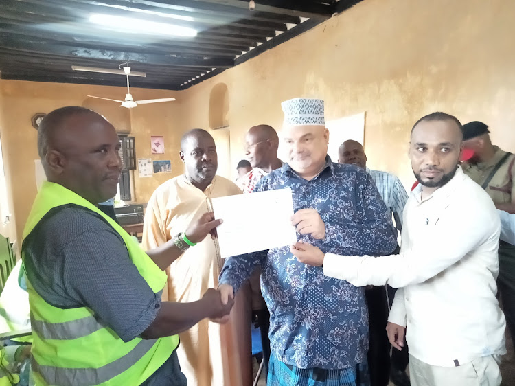 Lamu Governor Fahim Twaha receives his clearance certificate from Lamu county returning officer Maro Ade on June 5, 2022