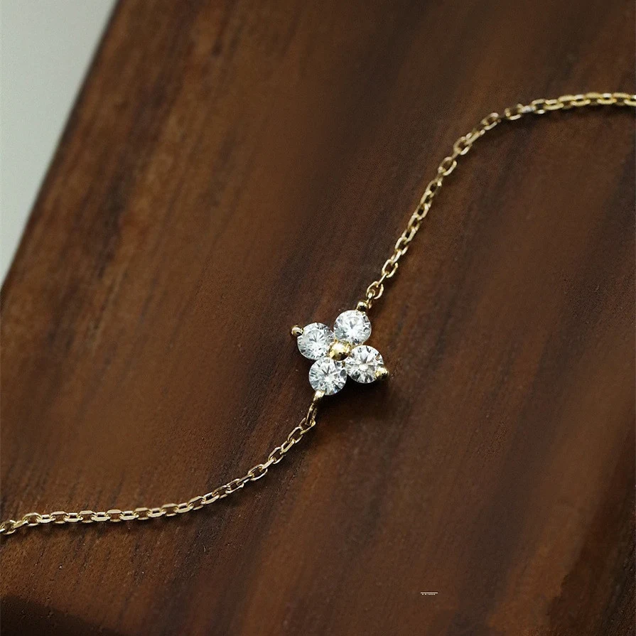 Bracelet trèfle à quatre feuilles en argent sterling S925 avec diamants, un bijou porte-bonheur élégant pour femmes.