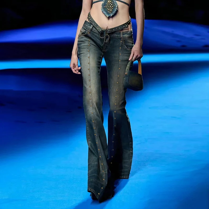Jean skinny à rivets légèrement bombés. Confort et style, ce jean épouse vos formes pour un look moderne et décontracté, idéal pour toutes occasions.