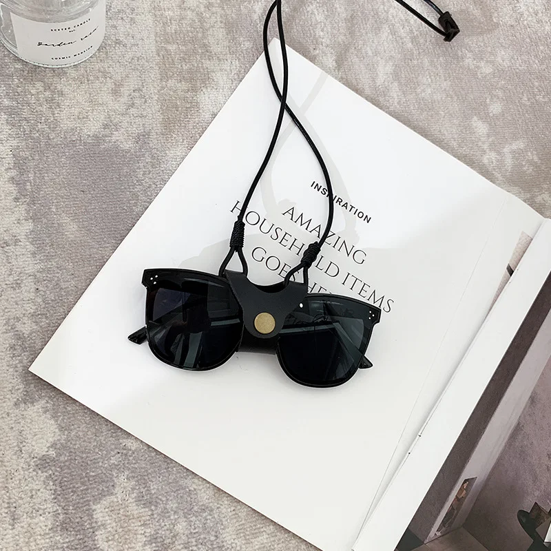 Cordão de óculos de couro para pendurar no pescoço, prendedor de óculos de couro com clip, acessório elegante e seguro para seus óculos.