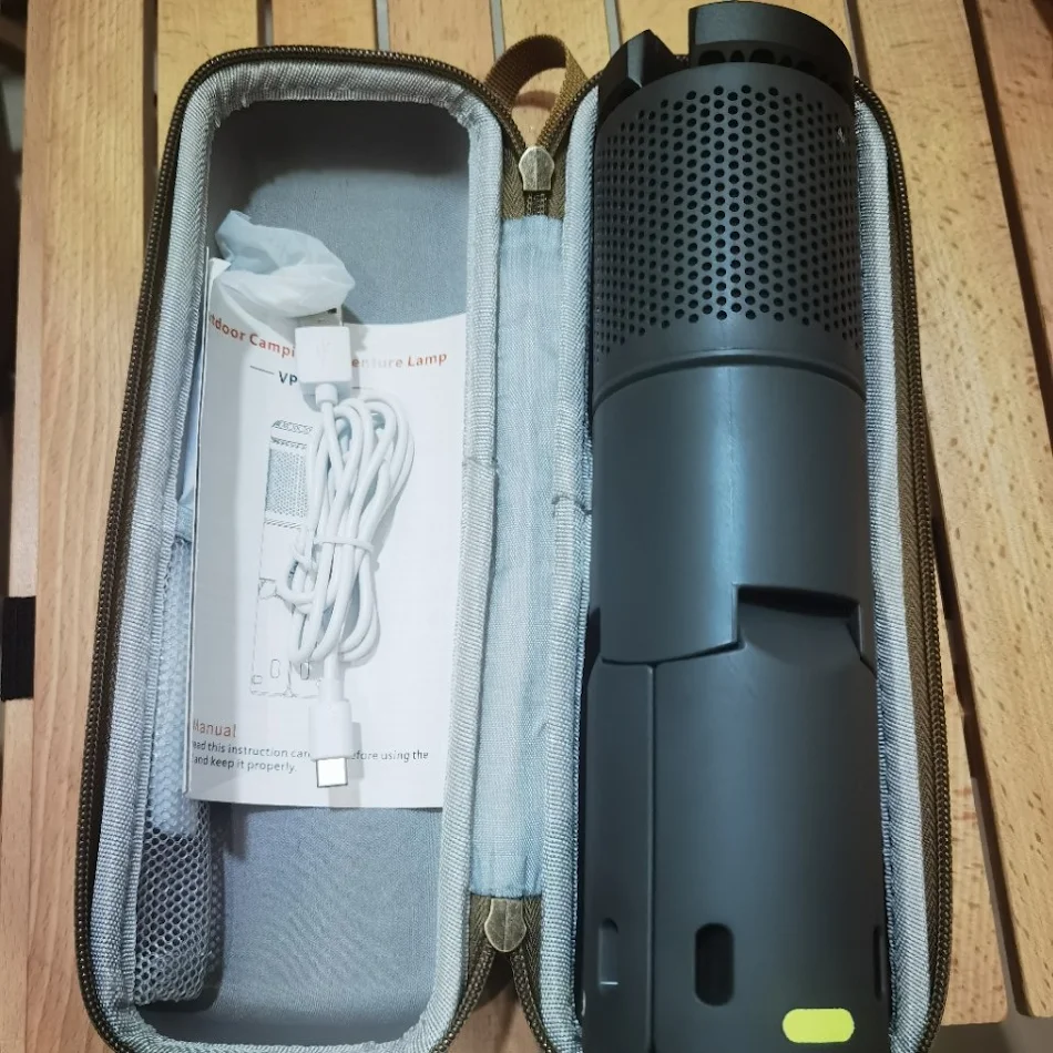 Lampe LED portable de camping extérieur. La lumière idéale pour vos aventures en plein air. Compacte, rechargeable et étanche. Profitez de la nature illuminée.