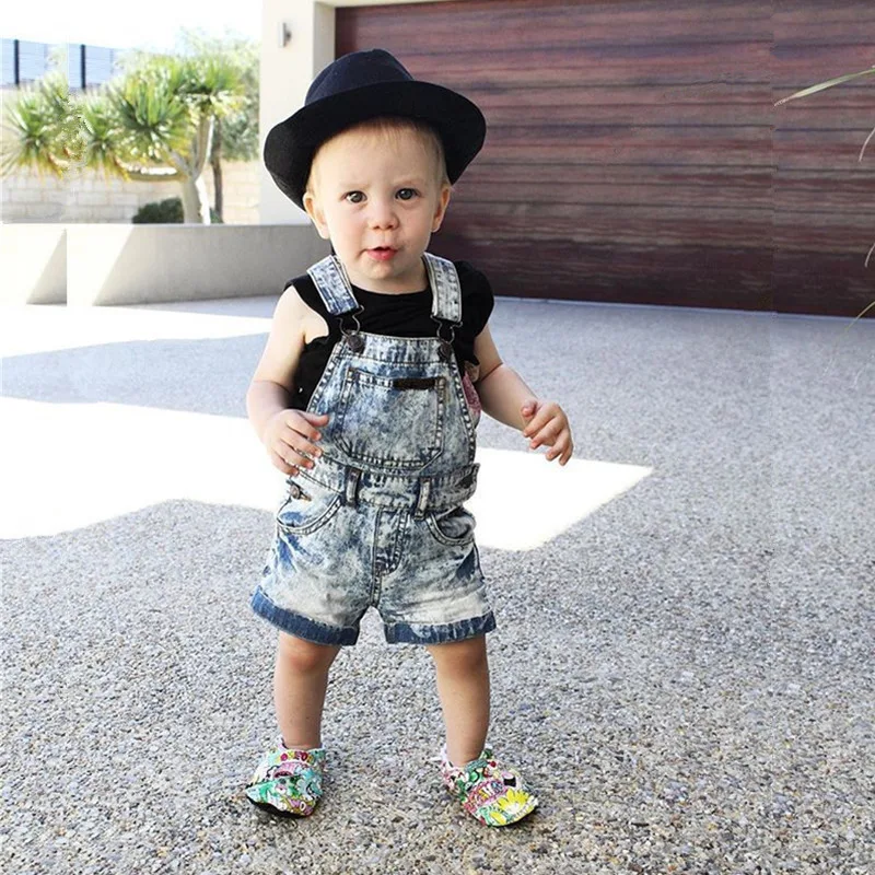 Salopette en jean d'été pour enfants Confort et style pour les journées ensoleillées. Parfaite pour jouer, respirante et facile à porter.