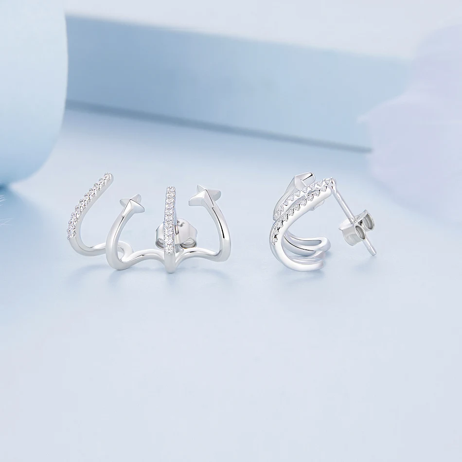 Eenvoudige, meerlagige zirkonia oorbellen voor dames, ideaal om je persoonlijkheid te benadrukken en je look te verfraaien.