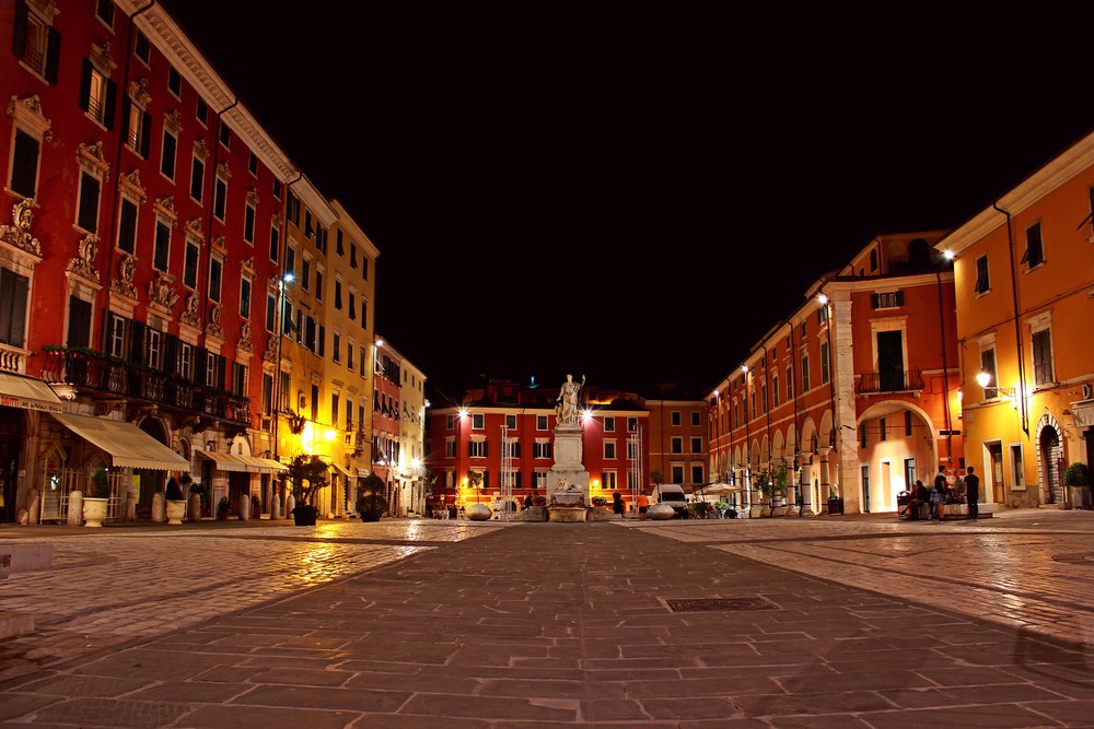 Carrara la città del marmo by night di amoled