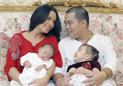 Hai cô công chúa nhỏ chỉ hơn kém nhau 1 năm