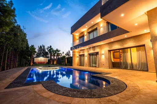 Villa with pool 1
