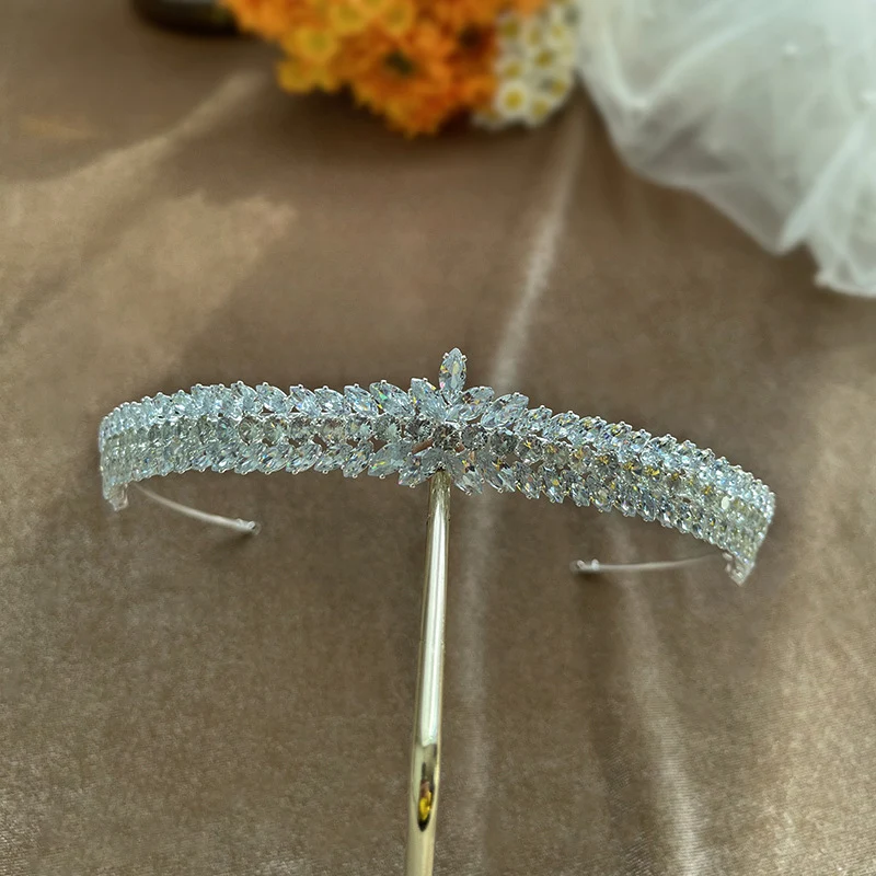 Diadem Ślubny z Cyrkoniami dla Panny Młodej, Biżuteria. Olśniewająca korona, idealna na wesele, dodająca blasku i elegancji w tym wyjątkowym dniu.