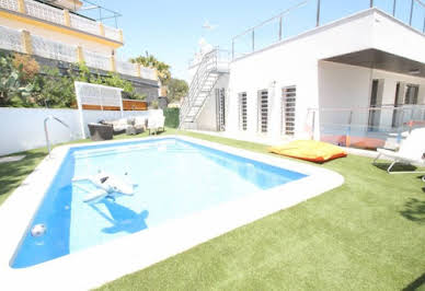 Villa avec piscine et terrasse 2