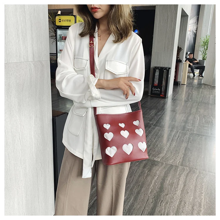 Sac seau petit cœur pêche ajouré, polyvalent et assorti à tout. Emportez l'essentiel avec style et légèreté. Idéal pour toutes les occasions.