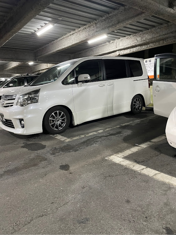 ノアのスモークフィルムに関するカスタム事例の投稿画像1枚目