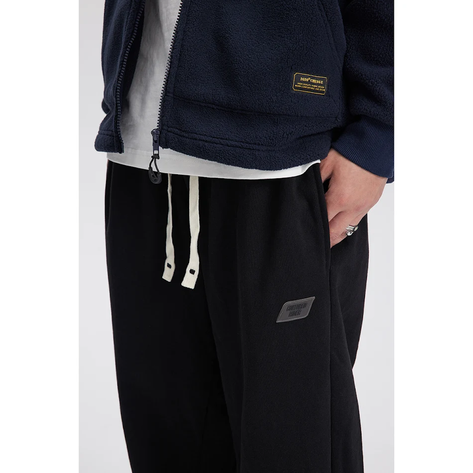 Erkek eşofman altı, sade moda tarzı ve kişilik, rahat kullanım için ideal, spor ve günlük giyim, modern ve şık bir görünüm.