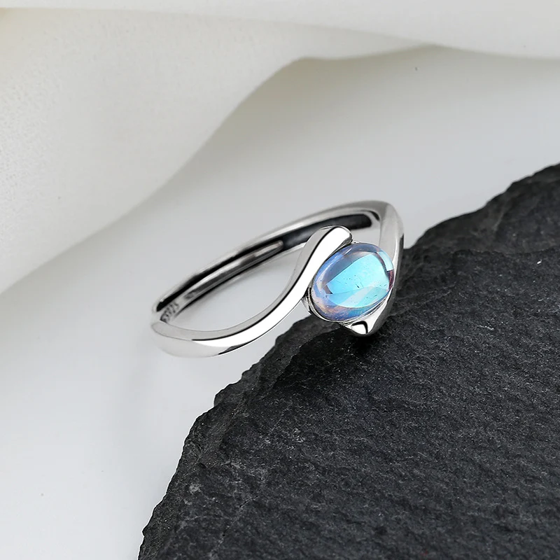 Anel de design de nicho simples e elegante, combina com tudo e tem um estilo moderno e atraente, perfeito para um look sofisticado e fashion.