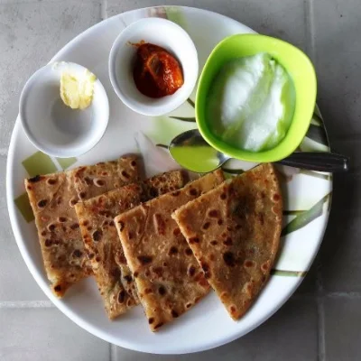 Stuffed Pyaz Paratha With Salad Chutney & Butter