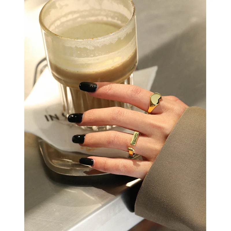 Sterling zilveren minimalistische hartvormige ring. Temperamentvol en veelzijdig, past overal bij. Een stijlvol accessoire voor elke dag.