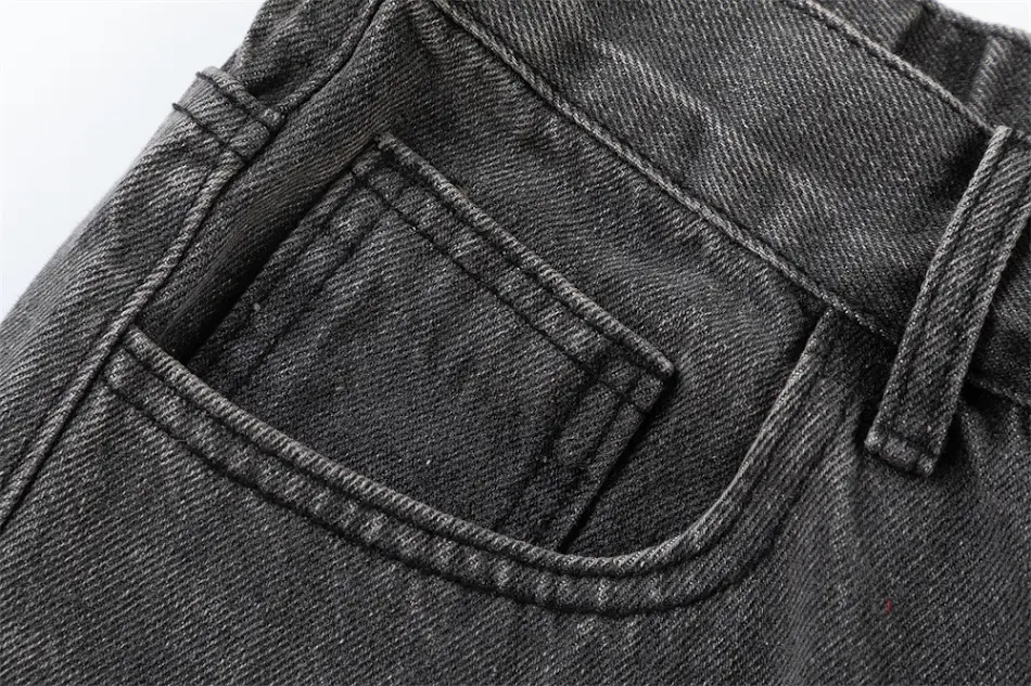 Heren Fashion Losse Casual Denim Broek. Comfortabele denim broek voor een casual look. Perfect voor dagelijks gebruik, combineer met een t-shirt of trui.