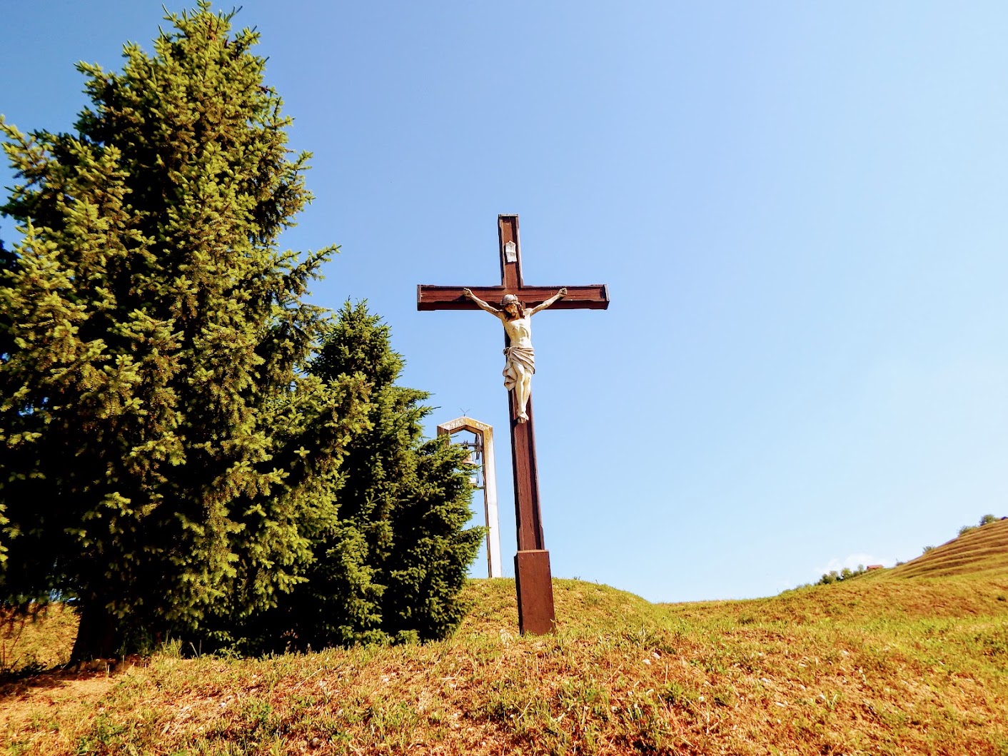 Lendavske Gorice (Lendvahegy) - križ pri zvonik na pokopališču (harangláb és kereszt a temetőben)