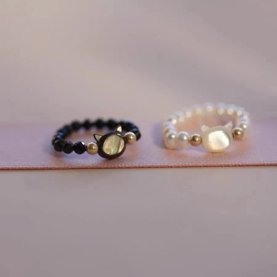 Anel de gato preto muito fino banhado a ouro 14K com pedra de cristal, acessório elegante e perfeito para diversas ocasiões