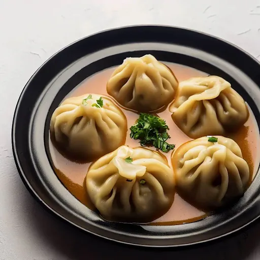 Veg Momos [5 Pieces] With Tossed Into Sauce