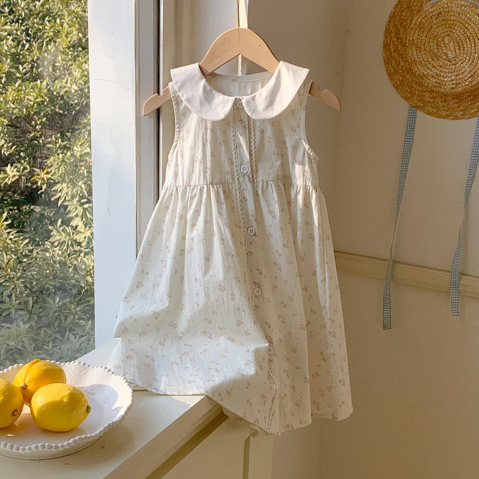 Robe à col claudine fleuri français pour filles. Élégance et confort garantis, cette robe est parfaite pour les occasions spéciales de votre enfant.