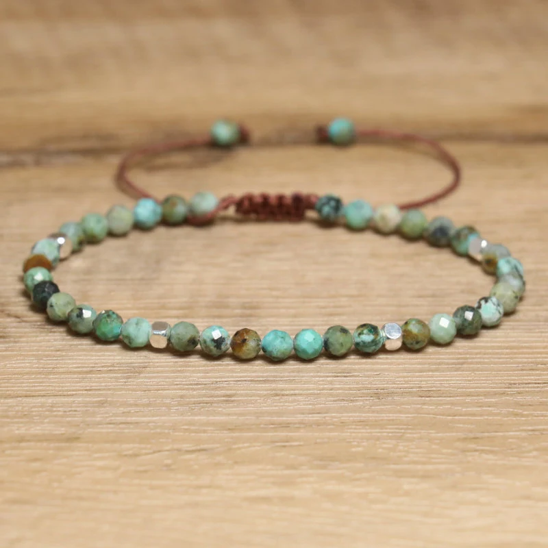 Ornement de Bracelet Ajustable Perlé Fait à la Main, un Accessoire Unique et Élégant pour Rehausser Votre Style Quotidien avec Confort.
