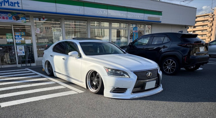 LSのレクサス・LS460・LS600h・イデアル・ちょいシャコタンに関するカスタム事例の投稿画像1枚目