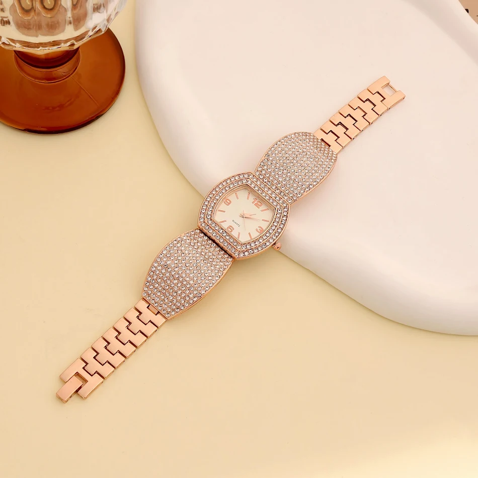 Dameskwartshorloge met stalen band en volledige diamanten. Tijdloze elegantie en schittering, een perfect accessoire voor elke outfit.