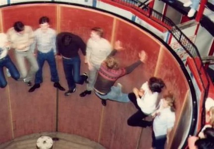 The person facing the wall, instead of having his back to the wall, is one of the reasons this great ride was finally closed down after so many years. It's sad when one person spoils fun for everyone else by not following the rules.